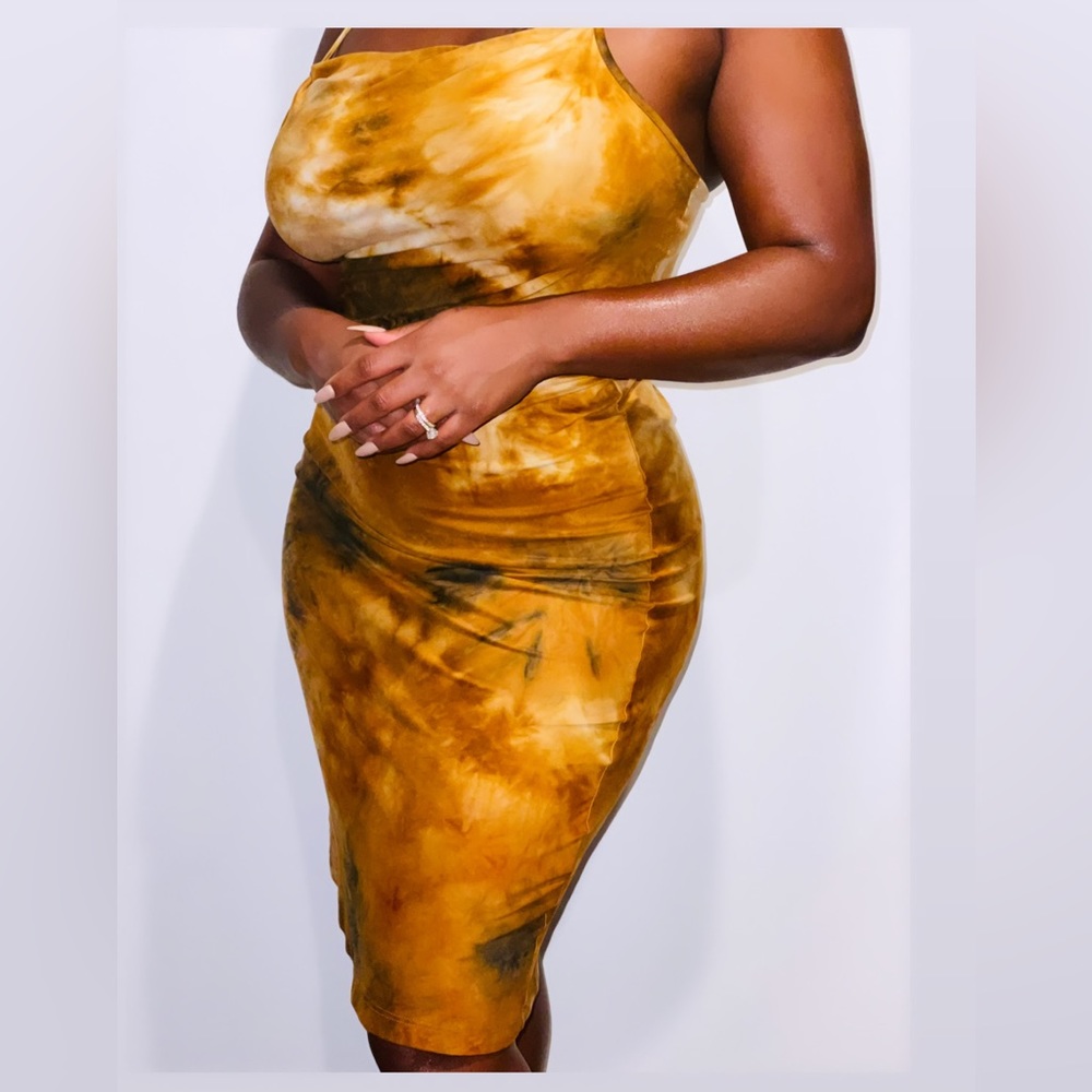 This golden BEBE dress is sexy & cozy with a flattering silhouette/Bag included